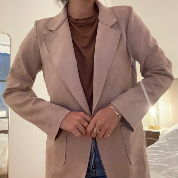 Authentic Italian Suede Light Pink Leather Blazer 

Fits like a size Small - Picture 5 of 5